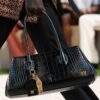 BOLSO DE HOMBRO EMBOSSED CROC HONEY 40 PARA MUJER
