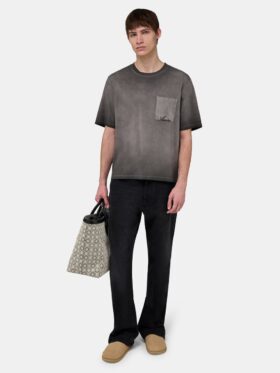 CAMISETA CON BOLSILLO CUADRADO DESBORRADO
