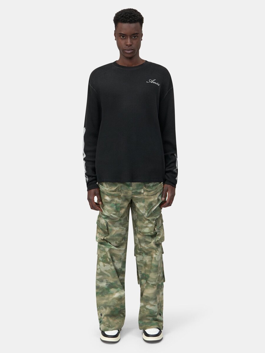 PANTALÓN CARGO DE CAMUFLAJE CON VARIOS BOLSILLOS