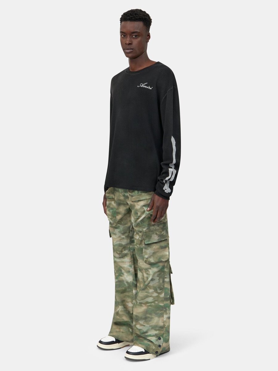 PANTALÓN CARGO DE CAMUFLAJE CON VARIOS BOLSILLOS