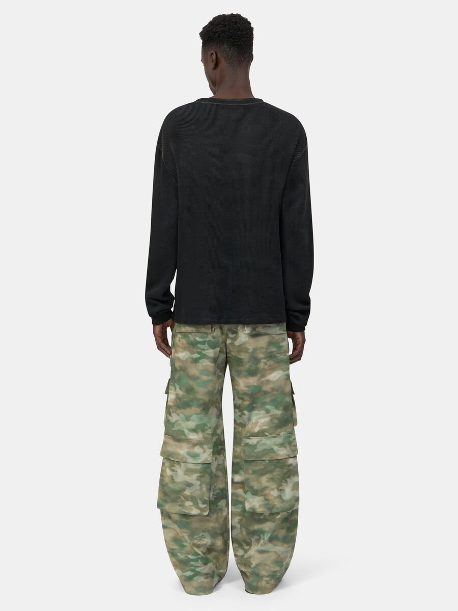 PANTALÓN CARGO DE CAMUFLAJE CON VARIOS BOLSILLOS