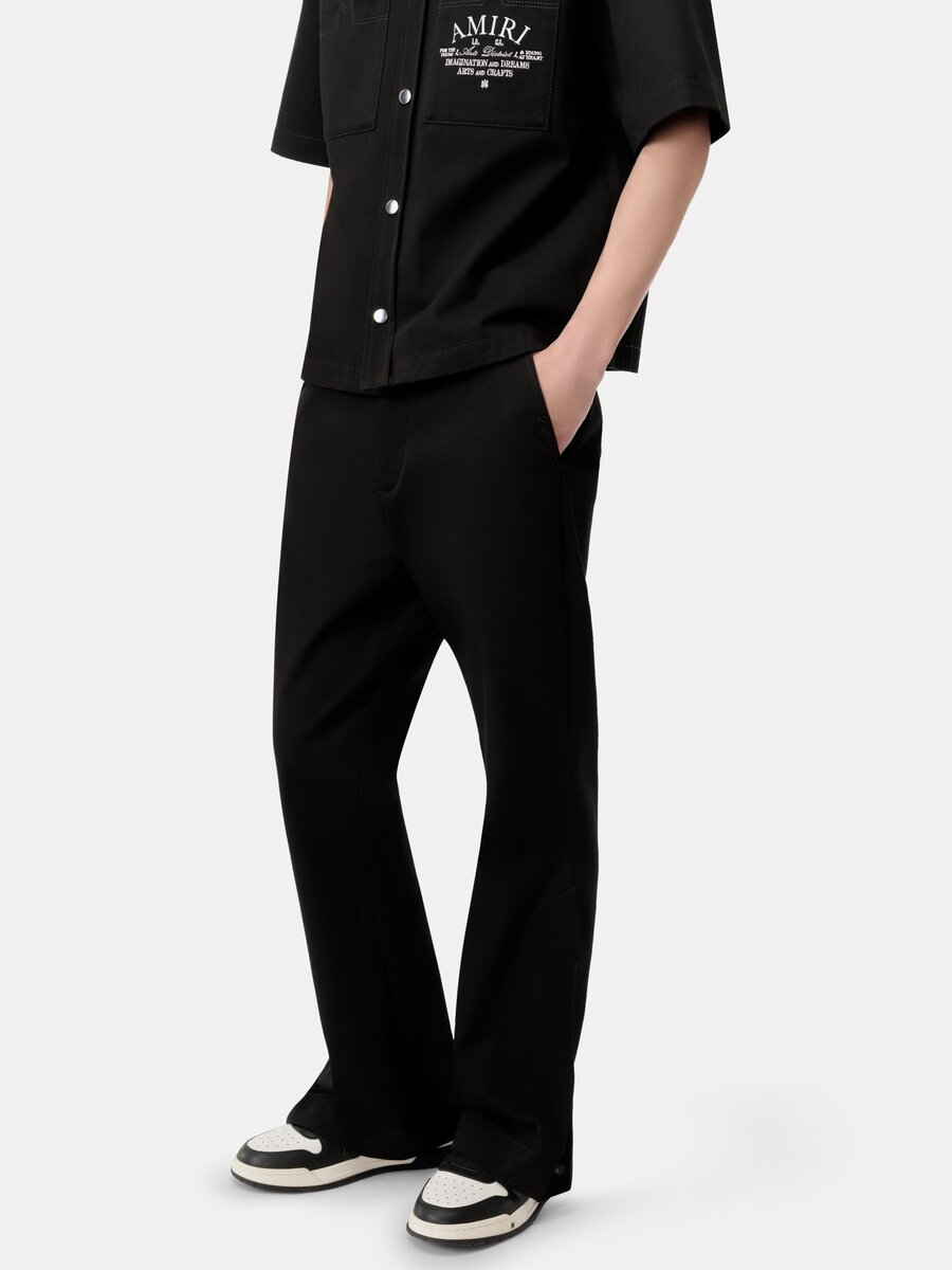 PANTALÓN CHINO CON ACAMPANADO