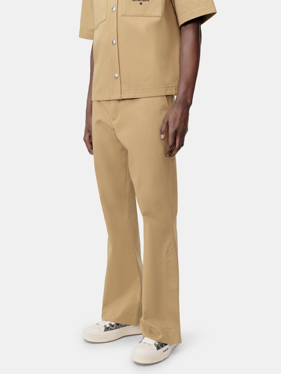 PANTALÓN CHINO CON ACAMPANADO
