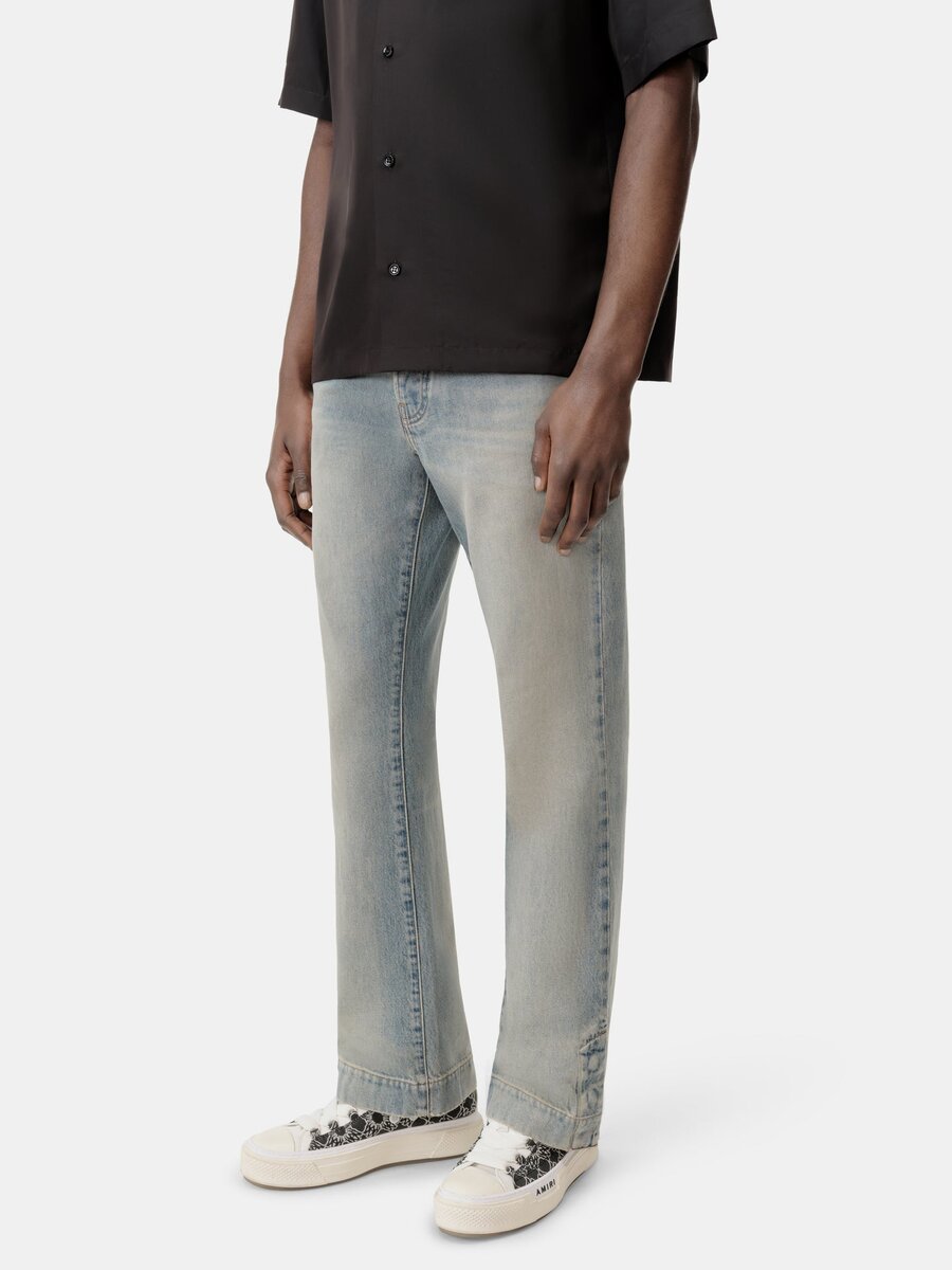 PANTALONES DE JEAN DE CORTE RECTOS CON ACAMPANADO