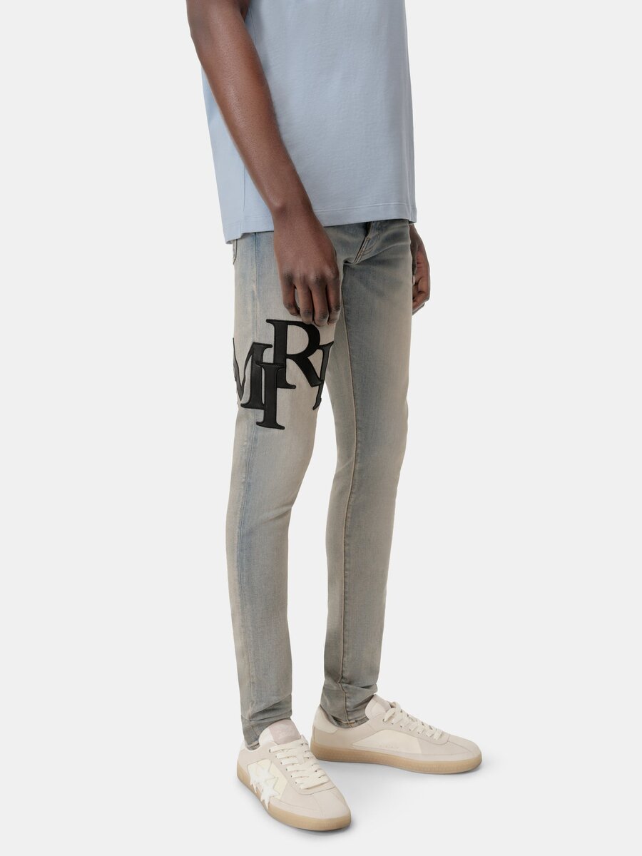 PANTALONES DE JEANS SKINNY CON LOGO DESCALADO